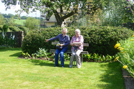 <p>Herefordshire Group Members, garden visit</p>